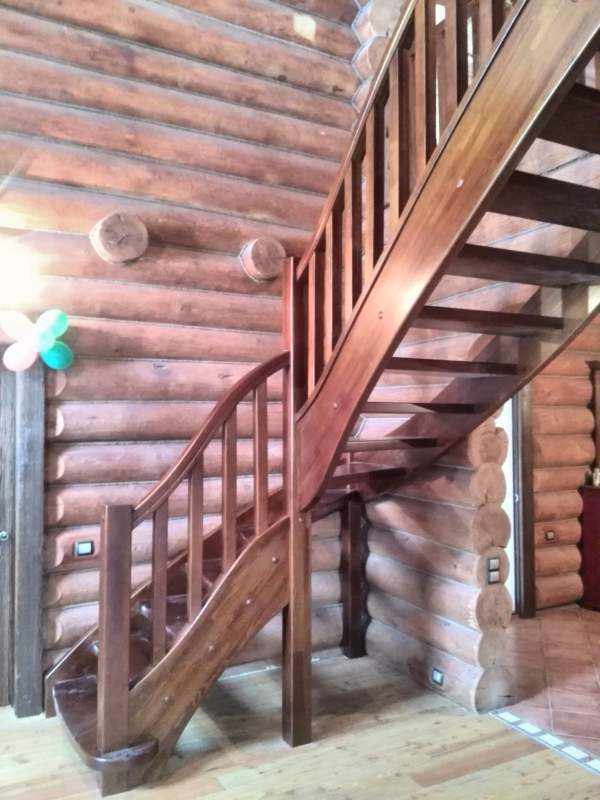 Деревянная лестница в Минске на заказ