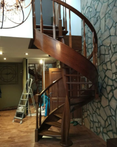 дубовая винтовая лестница lascalagrande в квартиру