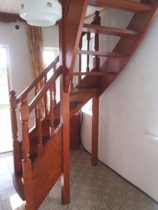 лестница из сосны в доме