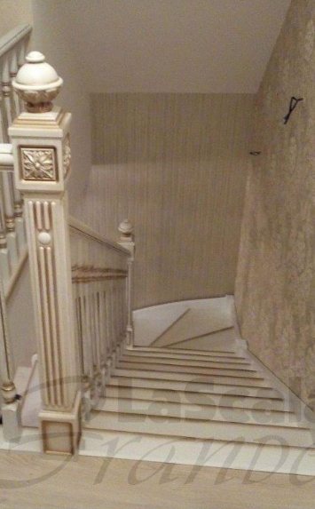 Элитные деревянные лестницы в коттедж на второй этаж под заказ Беларусь