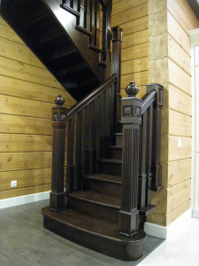 Деревянная лестница в рубленый дом