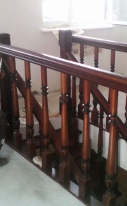 ограждение лестницы с точеными балясинами из сосны